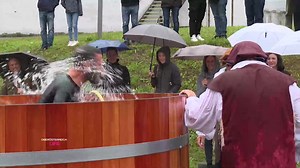 11K views · 26 reactions | Alter Brauch: Darum müssen Drucker am Ende ihrer Lehrzeit eiskalt baden. | LT1 OÖ | Facebook