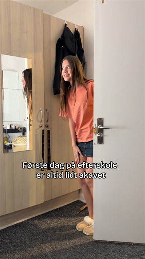 I går var første dag på efterskole – og ja, den var som altid lidt akavet 👋😅 I dag er vi allerede nået til dag 2, og nu begynder man så småt at kende de første mennesker. Vi starter i mentorgruppen, og i dag møder eleverne også deres venskabsmentorgrupper. Senere på ugen venter både klassen og dem, de skal træne deres spotfag sammen med. Ét lille fællesskab ad gangen – så skal navnene nok begynde at hænge fast. #efterskoleliv #fællesskab #flemmingefterskole