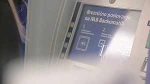 📣[NOVO]📣 Uporabniki mobilne denarnice NLB Pay lahko po novem na skoraj 150 naših brezstičnih bankomatih gotovino dvignete kar s telefonom. 😃 Kaj je potrebno storiti? 1⃣ preverite, če gre za NFC bankomat (le-ti so posebej označeni) 2⃣ odklenite telefon 3⃣ približajte ga označenemu mestu (tako kot kartico) 4⃣ vtipkajte svoj PIN in določite znesek dviga Stisnite 👍 če ste veseli te novice in jo delite s prijatelji. Prepričani smo, da vam bo ta uporabna prednost mobilne denarnice NLB Pay prišla š