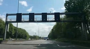 Bij deze ben je gewaarschuwd!😏 Op de E40 van Sint-Stevens-Woluwe tot afrit 22 in Bertem komt een nieuwe trajectcontrole. De borden hangen er al, maar de camera's zijn pas in juni operationeel. | ROBtv