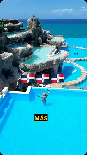 ¡Las piscinas más impresionantes de República Dominicana! 🇩🇴 Mira qué chulería este lugar 👆🏾🤩 . Se trata de @santafesov, un paraíso familiar ubicado en Sosúa, Puerto Plata, ideal para pasar un día increíble. Buena comida (mi favorito: el mofongo de camarones que estaba buenísimo), servicio con ese flow cibaeño que uno ama, y espacios súper amplios y cómodos. . 🤑¿Y los precios? Aquí te cuento: Tarifas regulares: Niños: 1000 pesos dominicanos Adultos: 1500 pesos dominicanos . Tarifas consumi