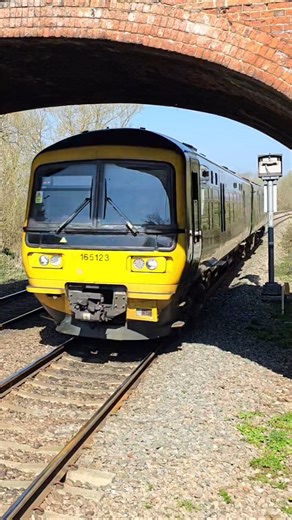 Great Western Railway Class 165 DMU Number 165123 Passing Trough Appleford Station