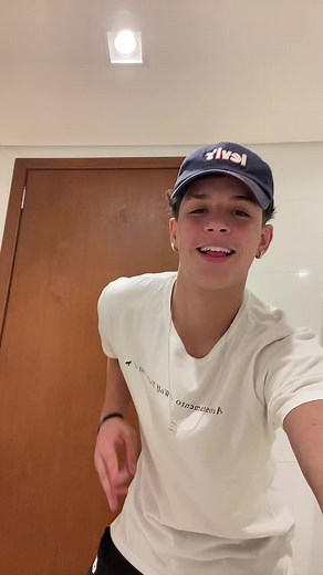 Engaging Hand Gestures Tutorial in Indoor Setting