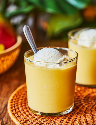 Journée ensoleillée cherche dessert glacé pour doux moments gourmands. 💕 Voici mon lait frappé tropical à seulement 3 ingrédients! Vive l’été! Geneviève xx La recette provient de mon livre TELLEMENT FRAIS qui propose tout plein de bons desserts glacés.🍦🍧 Les Éditions de l'Homme #laitfrappé ##dessertsglacés #slushy #boissonstropicales #crèmeglacée | Geneviève O'Gleman