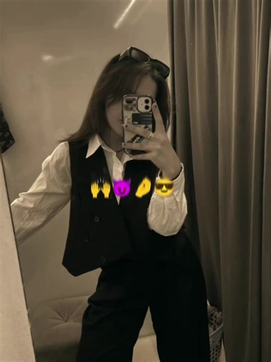 What Does 🙌😈🤌😎🤟🌎😎🔥😏🚩 Mean? Emoji Combo Explained
