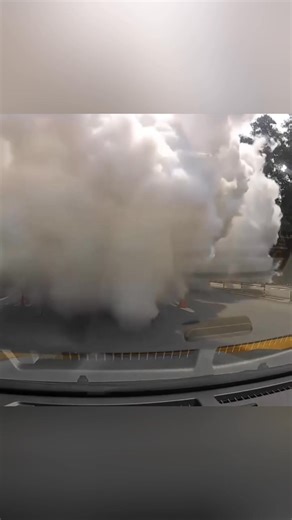 南北大道芙蓉收费站发生 1辆载氨气气缸 的罗里氨气泄漏造成3人 男保安！女收费站员工！罗里司机呼吸困难送院治疗！ ＃网络新闻 ＃马来西亚 | 万事通