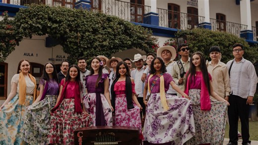 Casa Sotaventina en concierto Desde Loma Bonita, Oaxaca, llega Casa Sotaventina con una muestra del arte, la música y la tradición del Sotavento. Disfruta sones, décimas y zapateado interpretados por niñas, niños y jóvenes que preservan su herencia cultural. 🗓 Sábado 21 de junio 🕔 17:00 h 📍 Museo Nacional de Culturas Populares 🎟 Entrada libre | Museo Nacional de Culturas Populares