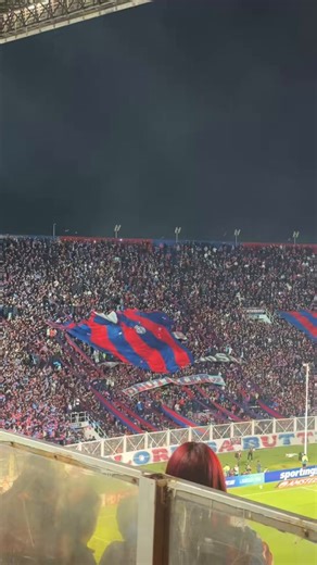 Eu fico completamente hipnotizado com os vídeos da torcida do San Lorenzo.Muito se fala de Racing, River, Boca. Mas o verdadeiro show está em Almagro