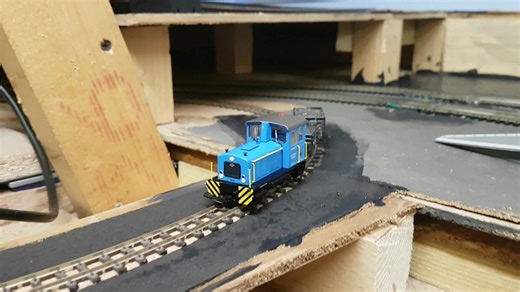 The early days of the narrow gauge line on the loft layout 15.08.2018, the first loop completed. #loftmodelrailway #009gauge #modelrailway #narrowgaugelayout #modeltrains | North West Trains