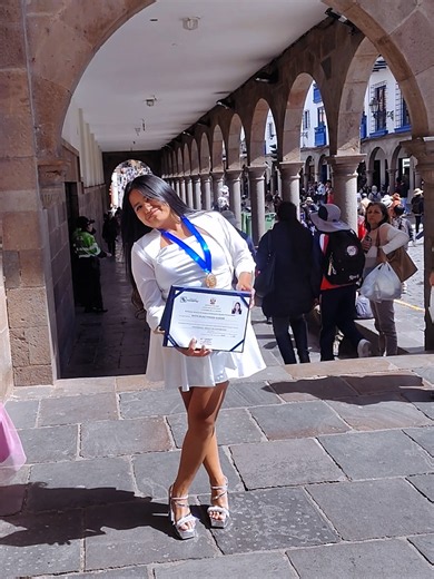 Vestido blanco para graduación 2025: ideas y tendencias