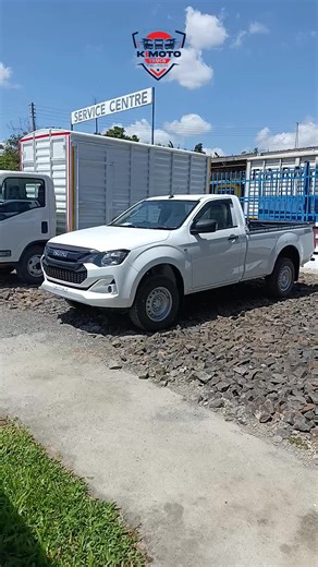 📊 Isuzu NMR85H vs Isuzu TFR87 — Quick Comparison 🚛 Isuzu NMR85H • Light-duty commercial truck with ~5,500 kg GVW — built for cargo & business loads. • Powered by a 3.0L diesel engine with ~124 hp and strong torque for hauling. • Ideal for urban deliveries, logistics & versatile truck bodies. 🚚 Isuzu TFR87 (D-Max Single Cab) • Pickup truck, lighter and more agile — usually used for smaller loads. • 1.9L diesel engine with ~110 kW (≈148 hp) and ~350 Nm torque. • Great for business errands, ligh