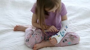 Adorable Preschooler Girl Broken Arm Home 库存影片视频（100% 免版税）1098846275 | Shutterstock