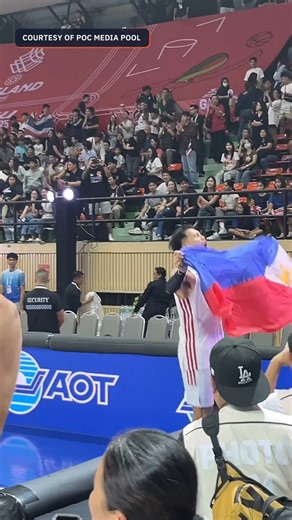 Night night: Gilas Pilipinas triumphant in SEA Games title defense WATCH: Gilas Pilipinas players celebrate as they defend the Philippines’ men’s basketball crown in the Southeast Asian Games after beating host Thailand in the final on Friday, December 19. #SEAGames2025 | Video courtesy of POC Media Pool Full story: https://www.rappler.com/sports/southeast-asian-games/men-basketball-final-results-gilas-pilipinas-thailand-december-19-2025/ | Rappler