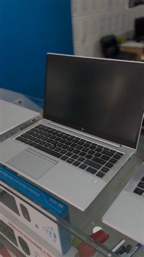 💻HP EliteBook 845 G8💻 🔹CPU : AMD Ryzen™ 5 PRO 5650U (2,3 GHz de fréquence de base, jusqu’à 4,2 GHz en Boost maximal, 16 Mo de mémoire cache L3, 6 cœurs, 12 threads) 🔹RAM : 8 Go DDR4 3200 MHz 🔹STOCKAGE : SSD 256 Go 🔹GPU : AMD Radeon™ Graphics intégré 🔹ÉCRAN : Écran FHD de 35,6 cm (14") de diagonale (1920 x 1080), IPS, bord-à-bord, antireflet, 250 nits, 45 % NTSC 🔹WLAN : Wi-Fi 6 (802.11ax) 🔹Bluetooth : Version 5.0 🔹LECTEUR EMPREINTE 🔹CLAVIER : QWERTY rétroéclairé 2 USB Type-C (Power Del