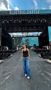 Eu sunt suficient de visătoare cât să cred în minuni. Dar dacă mi-ar fi spus cineva anul trecut că o să cânt „Iubește-mă” pe Main Stage la Electric Castle…aș fi zâmbit 🙂 Dar ce să vezi? A fost real. A fost electric. A fost… WOW! Alături de Taraphonics și titanii muzicii lăutărești, inima mea a cântat tare și clar. Și publicul a iubit. Mult. 🤍 #ElectricCastle2025 #IubeșteMă #TaniaTurtureanu #Taraphonics | Tania Turtureanu