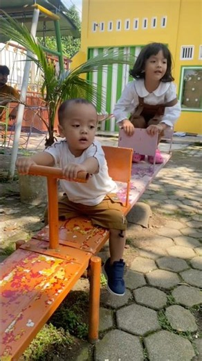 keseruan kio dan cei bermain di sekolah pertama kali #viral #shorts