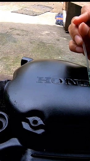 Tricks for Painting Honda Writing on the Engine Case #tutorial #repaint #motorcycle