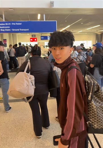 Exploring the Airport with Ray: A Vlog Adventure