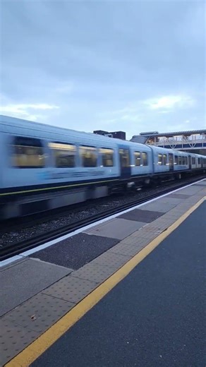Arterio Train at High Speed - West Byfleet Railway Station - South Western Railway #trainspotting