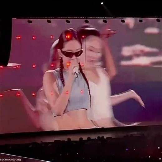 HER OUTFIT OMG?? | Jennie Kim