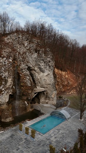 Știai că această cazare cu piscină încălzită sub stâncă se află la doar 1h30’ de Cluj? Locația se numește Apuseni Wild și se află în județu Bihor, oferind oaspeților cazare, mese delicioase, o zonă de SPA și relaxare în aer liber ❤️😍 Denumit și Raiul de sub stâncă, această cazare este renumită pentru piscina exterioară care este încălzită pe tot parcursul anului, dar și pentru mâncarea lor accesibilă la preț și foarte delicioasă. Dar știi care e partea bună?! Această cazare din Apuseni acceptă 