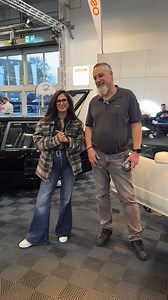 Steffen hat auf der ESSEN MOTOR SHOW mit Meltem ein paar echte Asse aus dem Ärmel gezogen und zeigt dir, warum starkes Licht bei uns nicht nur ein Wort ist, sondern Programm: Die LEDguardian® ROAD FLARE Signal TA20 ist magnetisch, ruckzuck auf dem Dach und per Knopf sofort einsatzbereit für maximale Sichtbarkeit, wenn’s zählt. Dazu das nächste Upgrade: die NIGHT BREAKER® LED C5W-LEDr. Einfach einbauen, universelle E-Zulassung, modernes LED-Licht ohne umständliche Fahrzeugliste. | OSRAM Automotiv