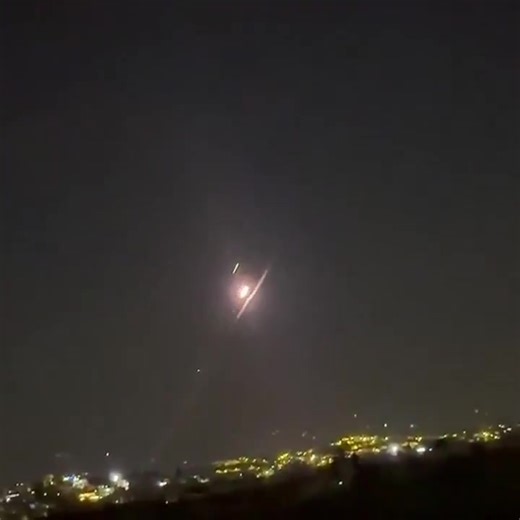 🔴⚡ #HISTÓRICO: 🇮🇱 ISRAEL UTILIZA POR PRIMERA VEZ SU LÁSER “IRON BEAM” EN COMBATE 🚀🔥 En medio de una nueva escalada en la frontera norte, Israel utilizó por primera vez en situación real su sistema de defensa láser Iron Beam para interceptar cohetes y drones lanzados por Hezbollah desde el sur del Líbano. Según reportes internacionales, el sistema logró neutralizar proyectiles en pleno vuelo, marcando un hito en la defensa aérea moderna al incorporar tecnología de energía dirigida en operaci