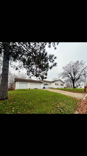 🚨 NEW LISTING ALERT! 🚨 Your local Realtor Alfredo Diamond is excited to present 1360 S T Pl., Richmond, IN 47374 — a corner-lot charmer with endless potential! 💎🔧 🏡 Property Highlights: 📍 Spacious corner lot 🛏️ 2 bedrooms 🛁 1.5 baths 🚗 3-car garage — a rare find! 🚶‍♂️ Walkout basement 🎨 Fixer-upper with tons of possibilities 🛠️ Needs TLC (mostly cosmetic!) 💰 Priced at just $89,900 — perfect for investors, DIY lovers, or anyone ready to add their personal touch! Whether you’re dreami