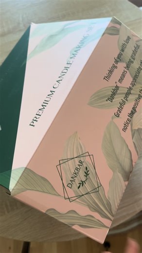 Create a moment that feels like home ✨ With our DIY Candle Making Set, you’re not just pouring a candle – you’re pouring warmth, intention, and quality time for the people you love. Everything you need is inside: soy wax, fragrance oils, wick, decorations, and a gentle step-by-step guide. A set that invites you to slow down, get creative, and enjoy a cozy moment just for you. Perfect as a gift, for shared evenings, or as a little ritual of self-care. Because sometimes it’s the small moments that