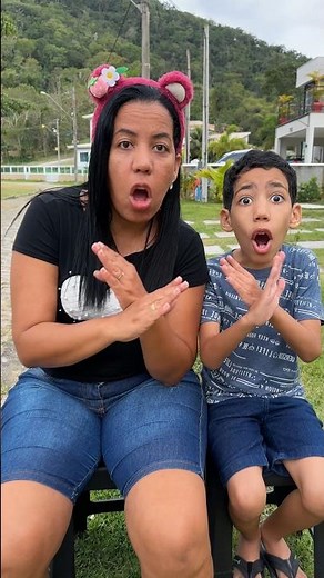 Baby pranks mom at the swimming pool 🤣👶🏻❤️👩🏻😱
