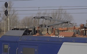 HXD2贴脸换向，降弓升弓启机全过程