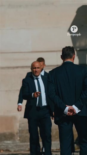 180K views · 834 reactions | ✨ Brigitte Macron quitte le défilé Louis Vuitton ✨ @louisvuitton Première Dame, Brigitte Macron a été aperçue quittant le défilé Louis Vuitton lors de la Paris Fashion Week . Élégante et souriante, elle a attiré tous les regards sous les flashs des photographes .  Vous aimez son style chic et moderne ?  #Purepeople #Bestimage #BrigitteMacron #LouisVuitton #ParisFashionWeek #mode #style #event | Purepeople.com | Facebook