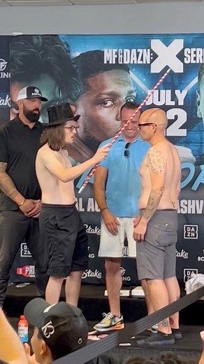 Battle of the Magicians 😆 #magic #boxing #crowd | David Bonfadini