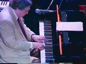 O Pasquim entrevista Tom I Outubro de 1969, Tom Jobim acabara de chegar dos EUA, onde trabalhou no 2o LP com Sinatra e de Londres, onde gravou a trilha do filme Os Aventureiros, ambos com arranjos de Eumir Deodato. A turma do Pasquim o convidou para uma entrevista. Sérgio Cabral, Jaguar, Paulo Francis, Millôr Fernandes e Tarso de Castro. Em um dado momento, Cabral indagou: "O contato com a música americana não lhe influenciou? Tom: "Olha, esse negócio já aconteceu com a Carmem Miranda, antes de 