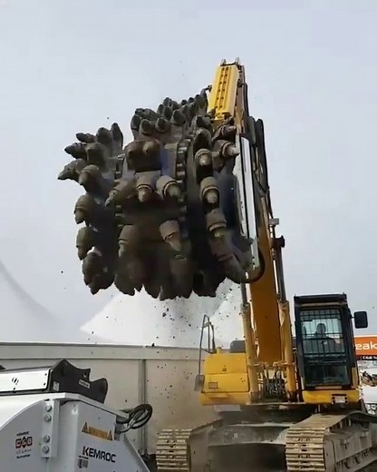 Cette machine qui sert à creuser les sols très durs est impressionnante