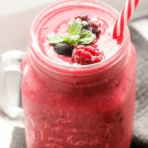 Banana- and Yogurt-Free Mixed Berry Smoothie