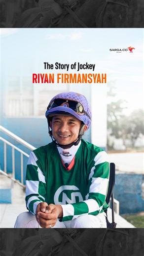 Sarga.Co on Instagram: "BERSAMA RATU AQUILA, RIYAN FIRMANSYAH TAKLUKAN SAWAHLUNTO DERBY 2022!🏇 Dari groom jadi joki, Riyan Firmansyah berani naik level. Keputusannya terbayar di Sawahlunto Derby 2022, saat ia bersama Ratu Aquila menguasai lintasan dan mengalahkan joki-joki nasional. Joki asal Sumatra Barat ini kini terus mengejar mimpinya untuk bersaing di Indonesia Derby. Penasaran sama perjalanan Riyan dan ambisinya? Tonton full videonya di YouTube SARGA.CO!🔥 #SARGACO #PacuanKuda #IndonesiaH