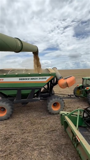 AUTONOMOUS TRACTOR: Driverless Tractor In Action — Watch Till The End! 🚜🤖 #farming #agriculture