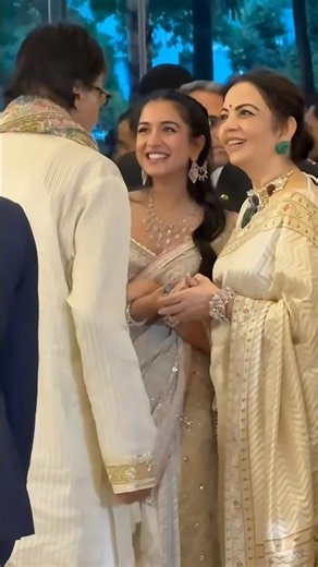 Amitabh Bachchan with Nita Ambani & Radhika Merchant 👑✨ | A Moment of Respect, Grace & Tradition ❤️