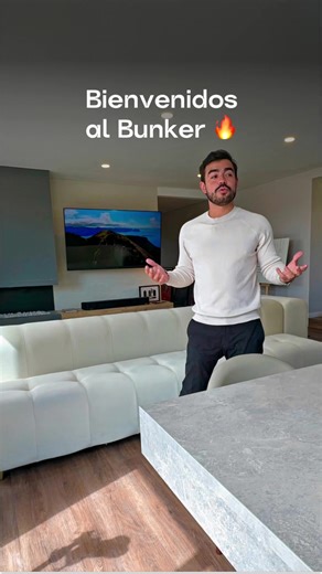 ¿Qué tecnologías consideras fundamentales en casa? 😌 Les presento la primera zona del búnker 🚀 Estén atentos porque pronto iremos desbloqueando nuevas zonas 🛸👽 Por ahora, en esta zona algunas de las cosas que encuentran son: 1. Diseño de interiores @REED Concept Gallery - Muebles modulares - Mesas modulares 2. Barras de sonido @Sennheiser - AMBEO soundbar MAX - AMBEO soundbar Plus - AMBEO Sub 3. Nuevo TV QLED de 75” @Kalley 4. The Batman Batmobil @LEGO 5. Artículos en mesa principal - Mac St