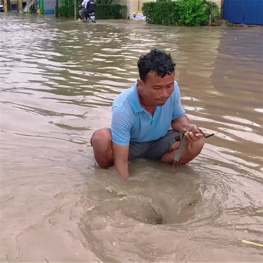 Unclogging a Blocked Culvert Drain to Stop Street Flooding#cleaning #remove #Unclog #Flooding #rain #short