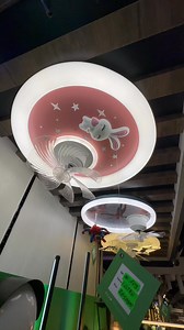 متوفر plafonnier led kids مزودة بإنارةبالإضافة إلى مروحة لتبريد الغرفة جودة عالية مع جهاز تحكم عن بعد .متوفر بأشكال متنوعة خاصة بغرف الأطفال. متوفر التوصيل 🚛58 ولاية للطلبً و الشراء الرجاء الإتصال بنا على الأرقام التالية: ☎️0555015814 ☎️0780007549 أو عن طريق الواتساب عبر الرسائل. أوقات إستقبال المكالمات من⏰ 8 صباحا حتي⏰ 4 مساءا بارك الله فيكم. للإنارة الإحترافية عنوان واحد مخازن الإضاءة الحميز🇩🇿 | مخازن الإضاءة lighting stores dz