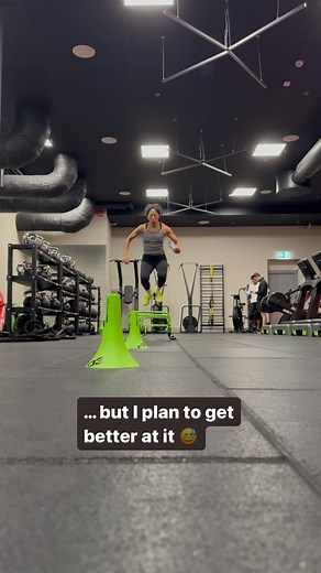 Jag har inga problem med att vara nybörjare eller att leva med att jag inte har någon speciell medfödd ”fysisk talang”. Att vara generalist passar mig alldeles utmärkt. Jag klarar av lite av väldigt mycket, men just hopp och explosivitet är inget som faller sig naturligt för mig alls. Med stigande ålder blir just explosivitet viktigare och viktigare, både för att behålla typ II muskelfibrer, men också för att inte tappa i fart/hastighet. Det blir fler kortkorta sprintintervaller, backintervaller