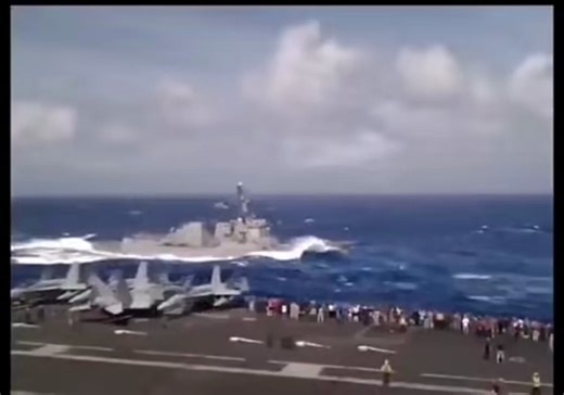 🇺🇸 9,000 tons Destroyer vs. 100,000 tons Aircraft carrier This is the difference between a ship and a floating military base