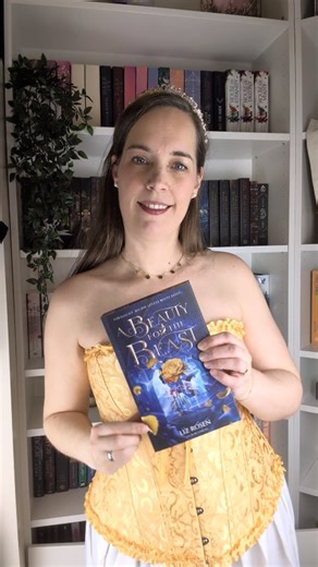 Manu 📚✨☕✨🍂 on Instagram: "📚 Werbung Bloggerteam 📚 📖 Wer möchte nicht in einer Welt leben in der das Biest eine Bibliothek für die Schöne hat?!? 💕💌 „ᴏʜ ᴍᴇɪɴ ɢᴏᴛᴛ.“ ɪᴄʜ ꜱᴄʜʟᴜɢ ᴍɪʀ ᴅɪᴇ ʜäɴᴅᴇ ᴠᴏʀ ᴅᴇɴ ᴍᴜɴᴅ ᴜɴᴅ ᴛʀᴀᴛ ᴍɪᴛ ᴢɪᴛᴛʀɪɢᴇɴ ꜱᴄʜʀɪᴛᴛᴇɴ ɪɴ ᴅᴇɴ ʀᴀᴜᴍ. ᴠᴏʀʙᴇɪ ᴀɴ ᴠᴀʀᴇᴋ, ᴅᴇʀ ᴍɪᴄʜ ᴀᴜꜱᴅʀᴜᴄᴋꜱʟᴏꜱ ᴀɴꜱᴀʜ ᴜɴᴅ ᴀᴜꜰ ᴍᴇɪɴᴇ ʀᴇᴀᴋᴛɪᴏɴ ᴡᴀʀᴛᴇᴛᴇ. ɪᴄʜ ᴡᴜꜱꜱᴛᴇ ᴀʟʟᴇʀᴅɪɴɢꜱ ɴɪᴄʜᴛ, ᴡᴀꜱ ɪᴄʜ ᴛᴜɴ ꜱᴏʟʟᴛᴇ. ʟᴀᴄʜᴇɴ? ᴡᴇɪɴᴇɴ? ɪʜᴍ ᴜᴍ ᴅᴇɴ ʜᴀʟꜱ ꜰᴀʟʟᴇɴ. ᴀʟʟᴇꜱ ᴅᴀᴠᴏɴ ᴡᴀʀ ᴇɪɴᴇ ᴏᴘᴛɪᴏɴ ᴜɴᴅ ʜäᴛᴛᴇ ɪᴄʜ ɢᴇʀɴᴇ ɢᴇᴛᴀɴ. ᴅɪᴇꜱᴇʀ ʀᴀᴜᴍ ᴡᴀʀ ᴘᴇʀꜰᴇᴋᴛ.