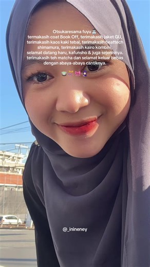 Gaya Hijab dan Botol Yakult Trendy