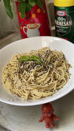 塩漬け紫蘇の実と赤紫蘇の葉を混ぜただけパスタ😋 #おうちごはん #休日ごはん #窓辺の席が好き