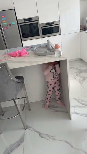 Cache-cache avec ma fille, on s’amuse tellement toutes les deux, je l’aime🥹🤍