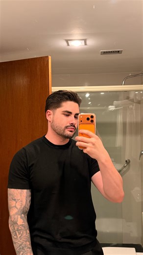 Lucas Souza on Instagram: "Arruma-se comigo para viajar Enquanto eu me arrumo e organizo tudo pro voo, já vou escolhendo o filme que vou assistir lá em cima 🎬 Tô usando o @seekee_br pra isso: catálogo fácil, busca rápida, dá pra ver a prévia e ainda baixar na nuvem pra assistir durante o voo. E sim, funciona no Android e no iOS #ArrumeSeComigo #SEEKEE #DicaDeApp #Viagem"