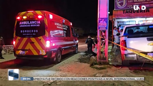 🚨 Dos personas sin vida en San Juan del Río 🚨 Dos personas fueron halladas sin vida al interior de un predio utilizado como pensión de tráileres. En el mismo hecho, cuatro más resultaron lesionadas por arma punzocortante y lograron huir del lugar; posteriormente fueron auxiliadas por cuerpos de emergencia y trasladadas a hospitales. El suceso se registró sobre avenida Constituyentes, en la colonia Valle de Oro, al norte de San Juan del Río. Con información de José Salas Pepesalasoficial | TV A